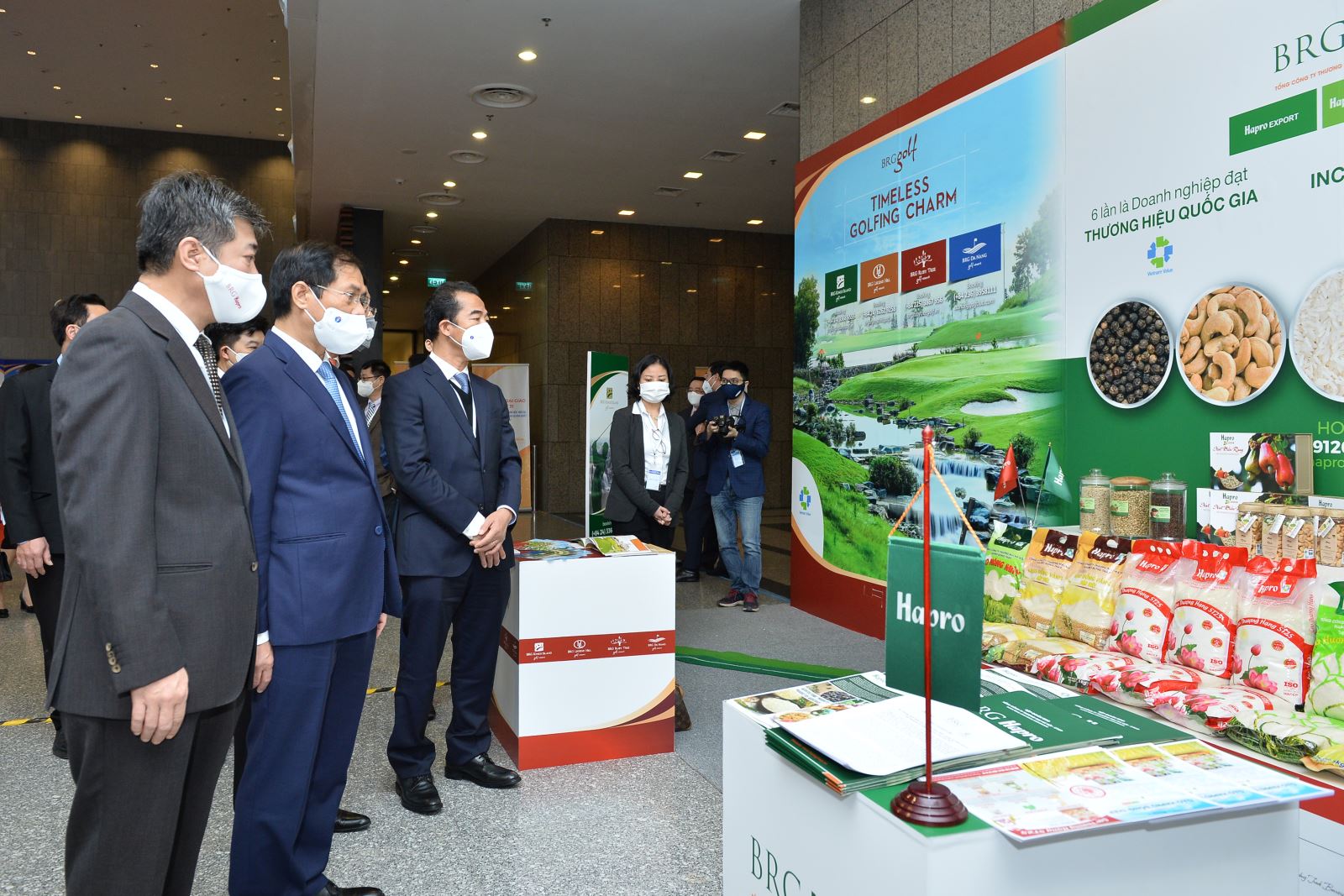 Bộ trưởng Ngoại giao Bùi Thanh Sơn đánh giá cao nỗ lực của Hapro trong việc đưa thương hiệu nông sản Việt ra thị trường gần 80 nước và vùng lãnh thổ nhiều năm qua