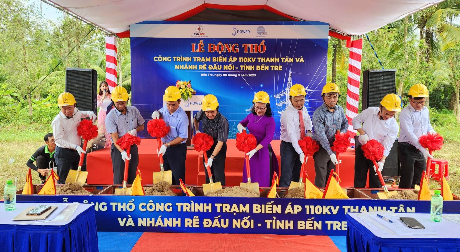 Đại diện đơn vị ngành Điện, chính quyền địa phương và đơn vị thi công thực hiện nghi thức động thổ công trình trạm biến áp 110kV Thanh Tân và nhánh rẽ đấu nối.