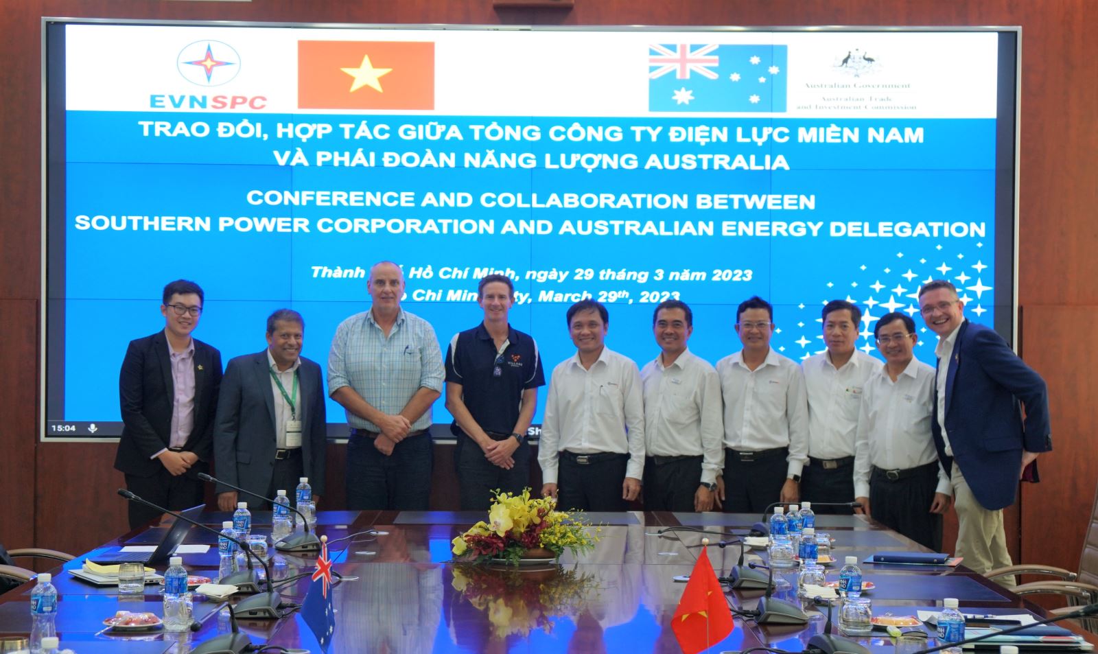 Phái đoàn năng lượng Australia chụp ảnh lưu niệm cùng lãnh đạo EVNSPC.