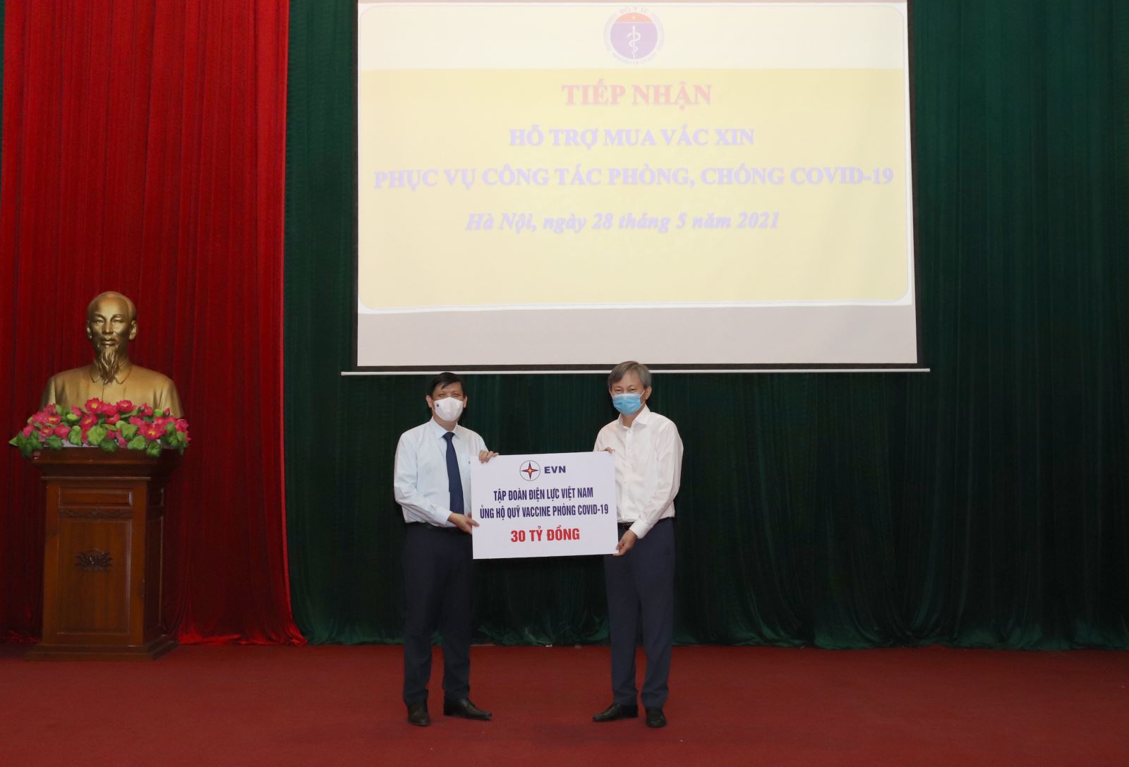 Ông Trần Đình Nhân, Tổng Giám đốc đã trao tặng 30 tỷ đồng để ủng hộ Quỹ vaccine phòng COVID-19 tới Bộ trưởng Bộ Y tế Nguyễn Thanh Long.