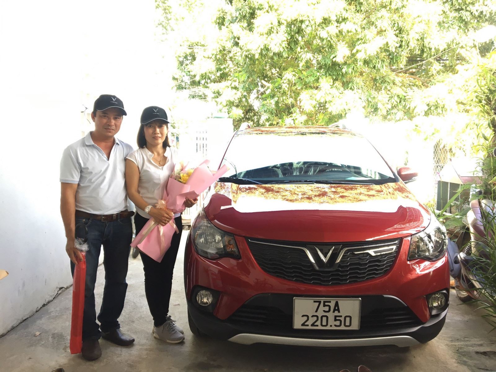 Khách hàng mua xe VinFast Fadil qua trải nghiệm dịch vụ lái thử xe tại nhà.
