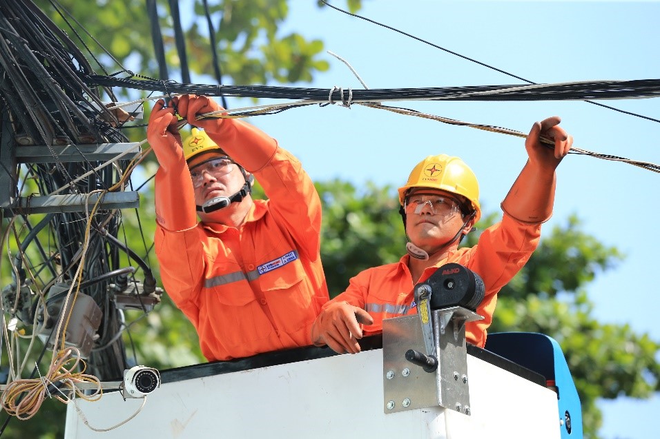 Công nhân EVN kiểm tra và sửa chữa đường dây bảo đảm cung cấp điện an toàn, liên tục.
