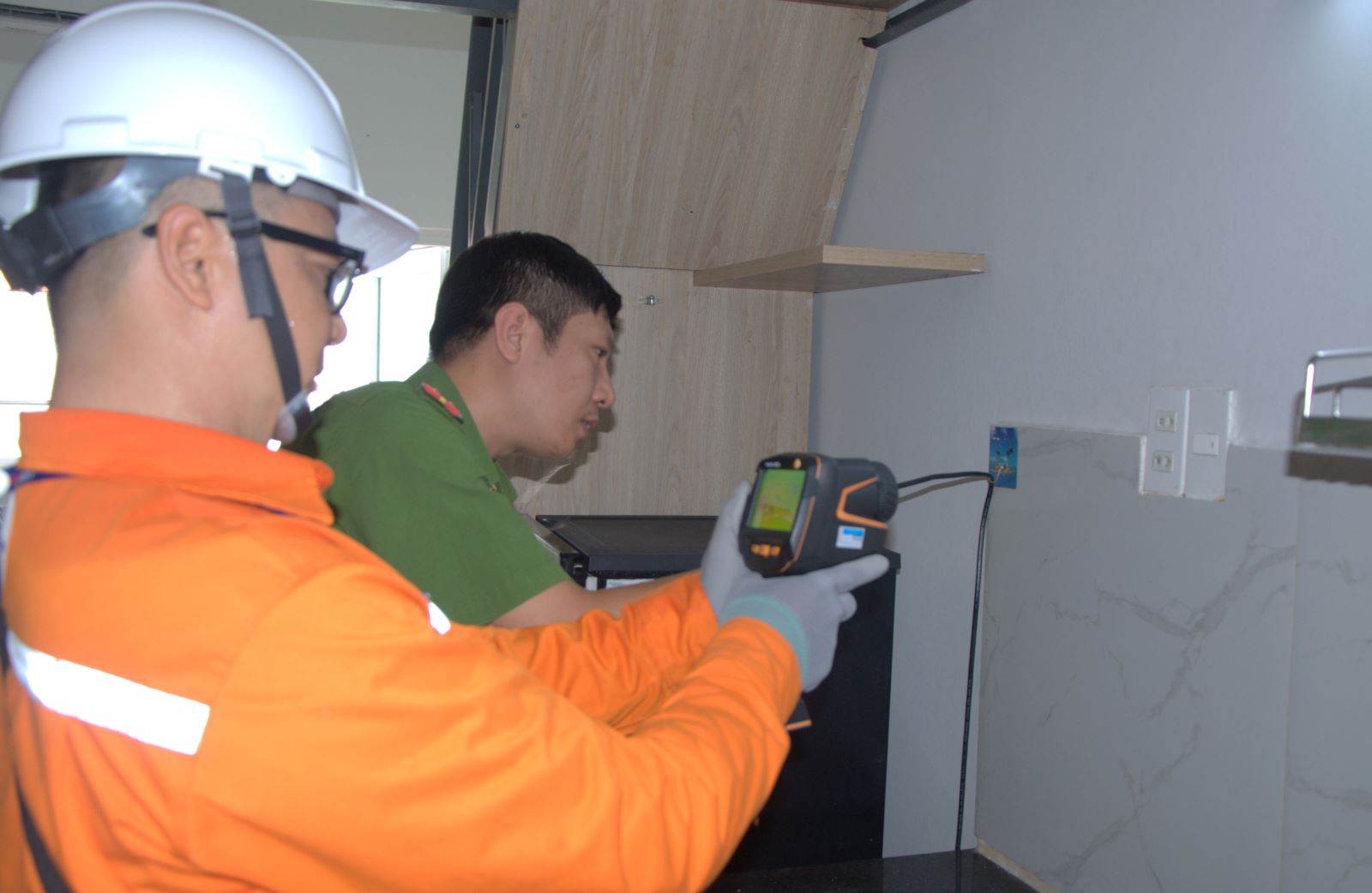 Công nhân EVNHCMC kiểm tra điện tại hộ gia đình.