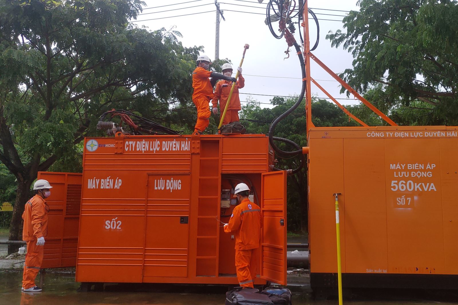 Công nhân công ty Điện lực Duyên Hải (thuộc TCT Điện lực TPHCM) kiểm tra máy phát điện lưu động, dự phòng cho các tình huống khẩn cấp.
