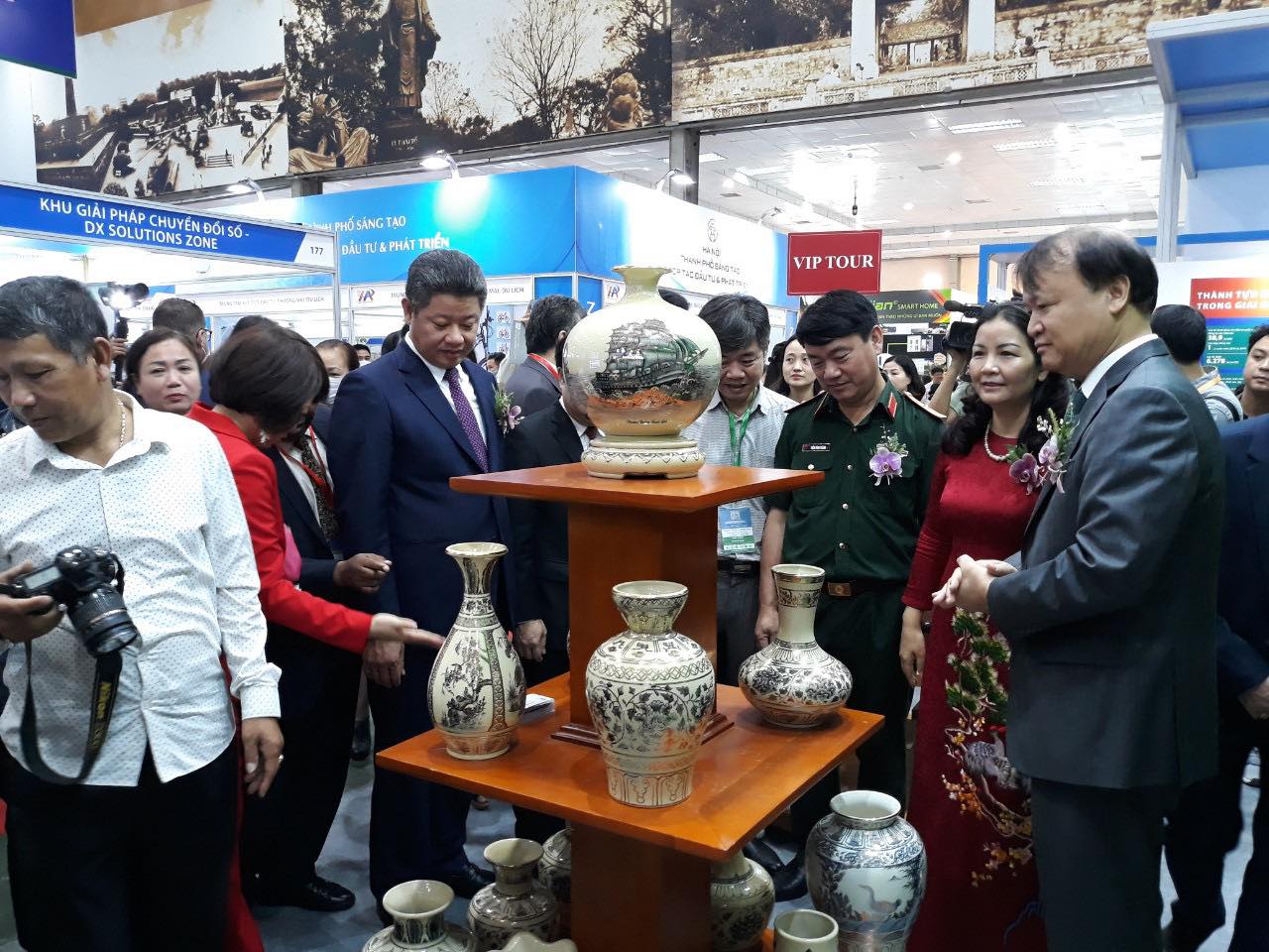 Thứ trưởng Bộ Công thương Đỗ Thắng Hải cùng Lãnh đạo TP. Hà Nội  tới thăm gian hàng của Hapro tại Vietnam Expo 2021