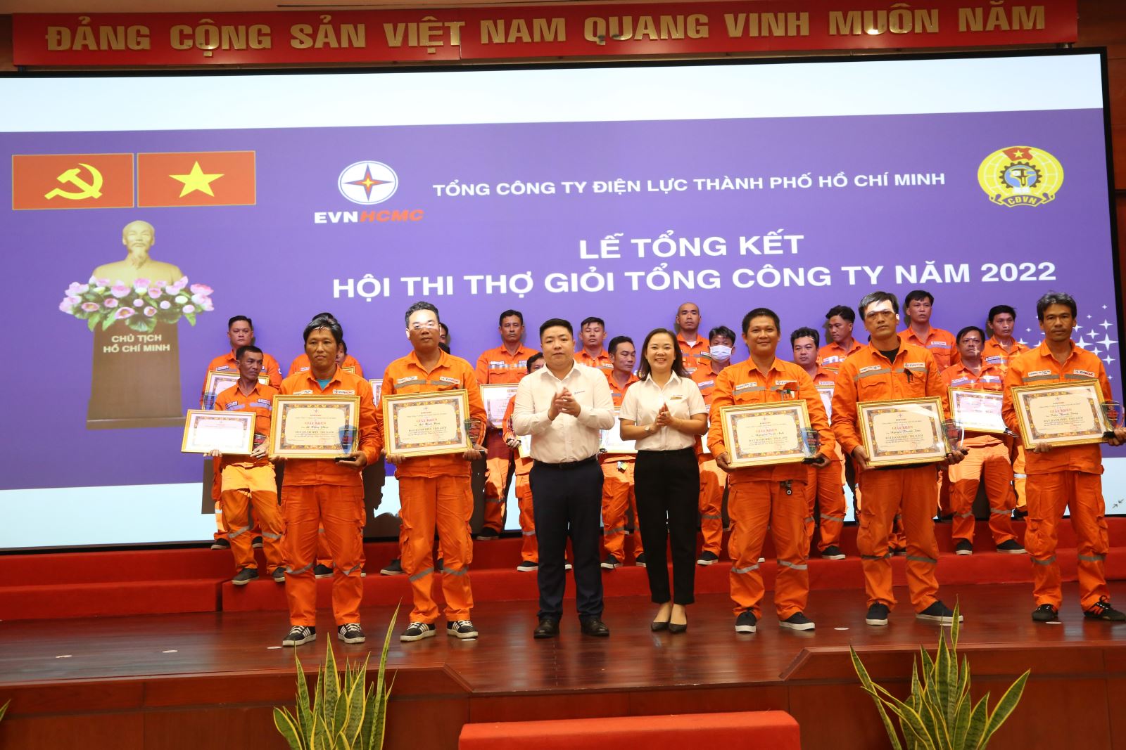Lãnh đạo EVNHCMC trao giải thưởng cho công nhân dự thi.