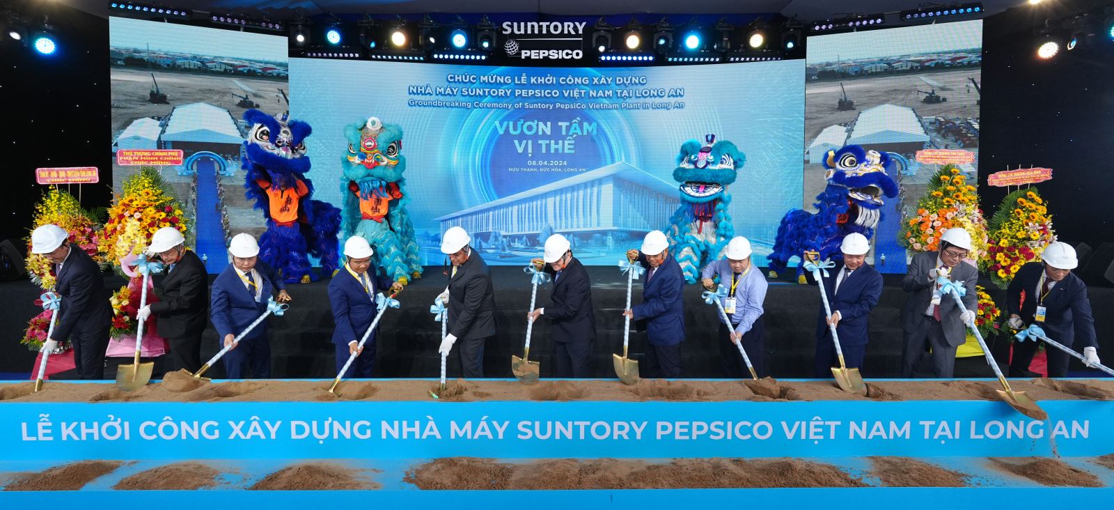 Các đại biểu thực hiện nghi thức động thổ Nhà máy Suntory PepsiCo thứ 6 tại KCN Hựu Thạnh, huyện Đức Hòa, tỉnh Long An