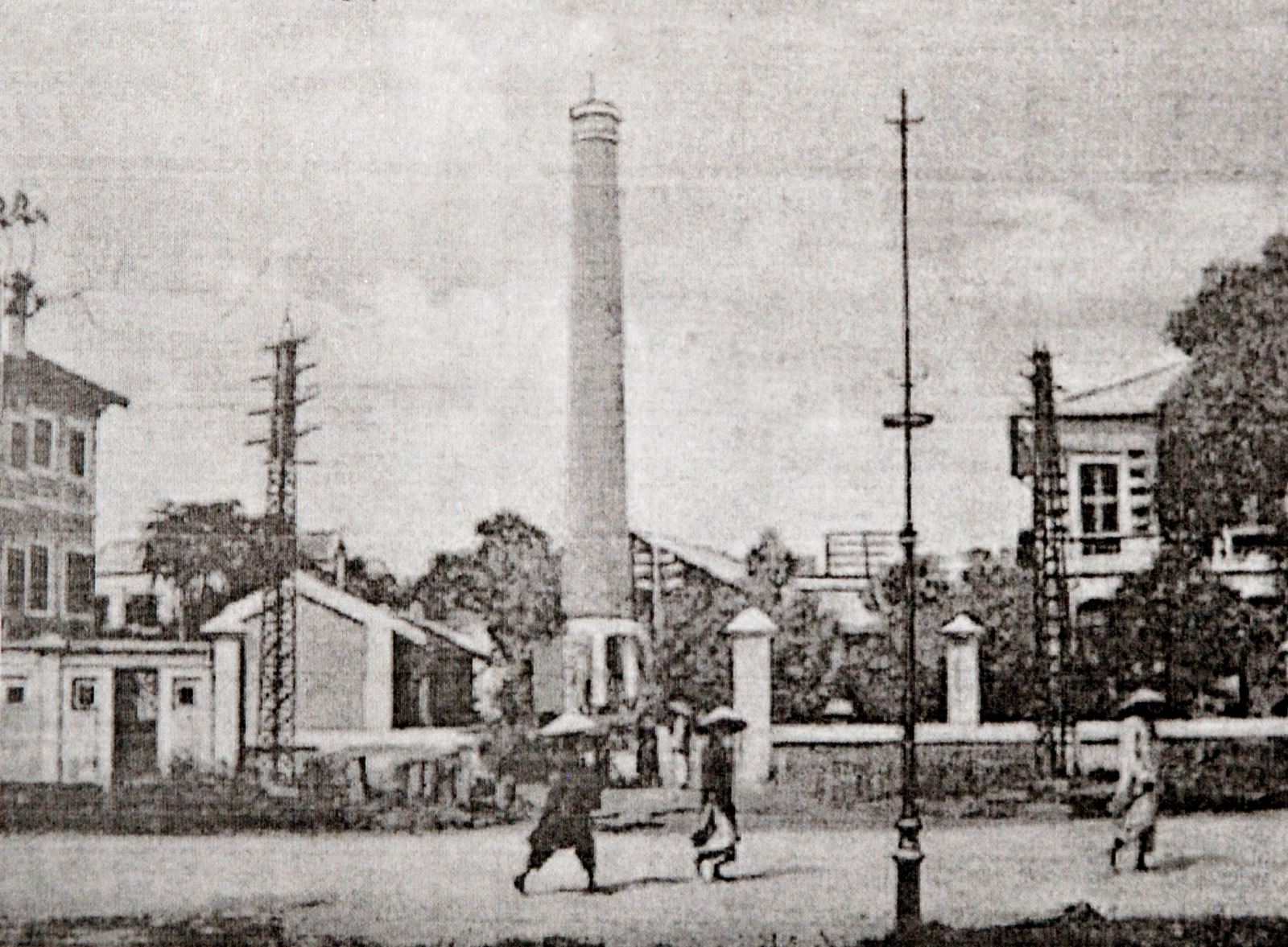 Nhà máy đèn Bờ Hồ tại phố Frăng-xi-Gác-ni-ê bên cạnh hồ Hoàn Kiếm (nay là phố Đinh Tiên Hoàng).