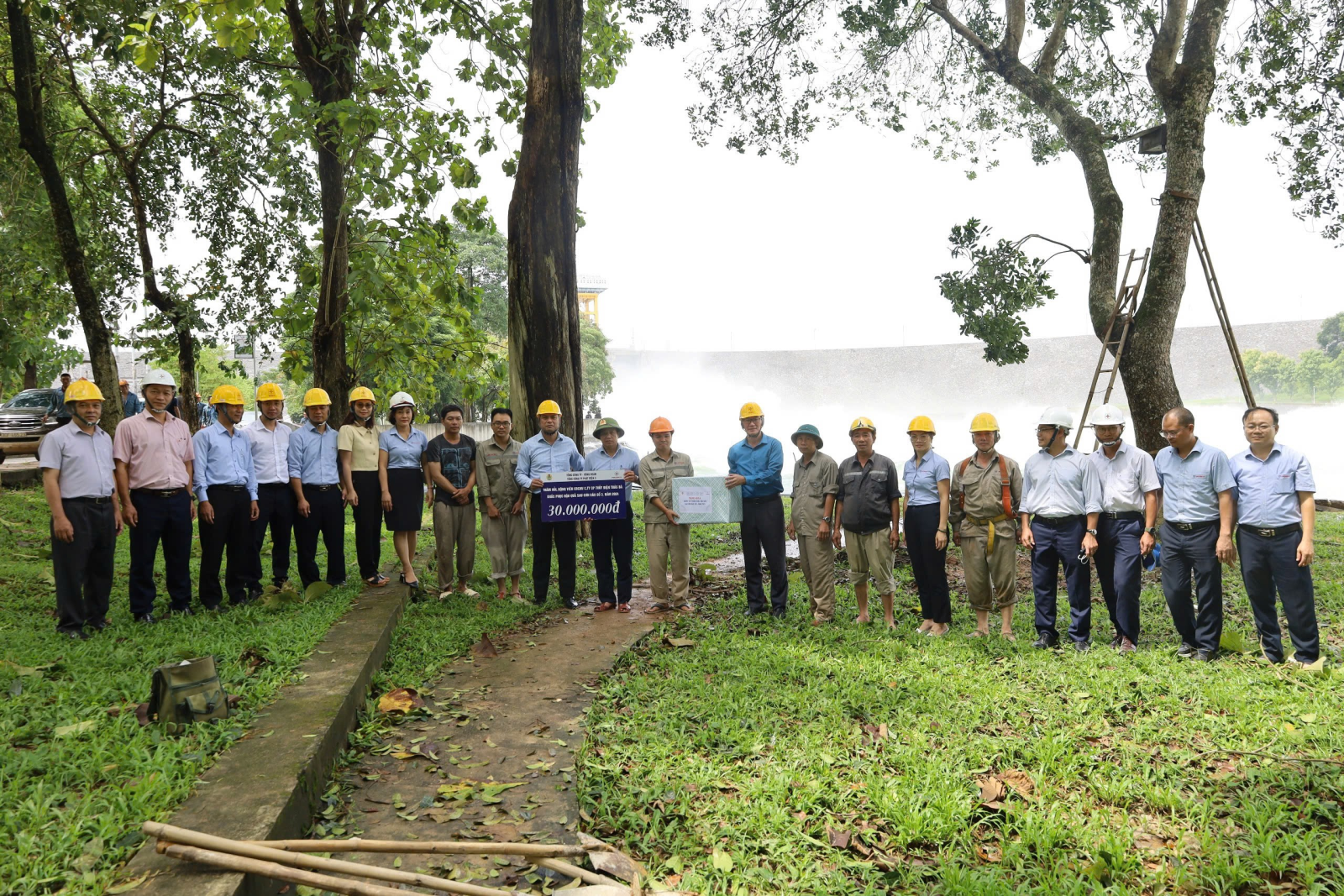 Đoàn EVNGENCO3 trao thăm hỏi, trao tặng số tiền 30 triệu đồng cho CBCNV Công ty đang khắc phục cột lắp camera quan sát tại khu vực hạ lưu nhà máy