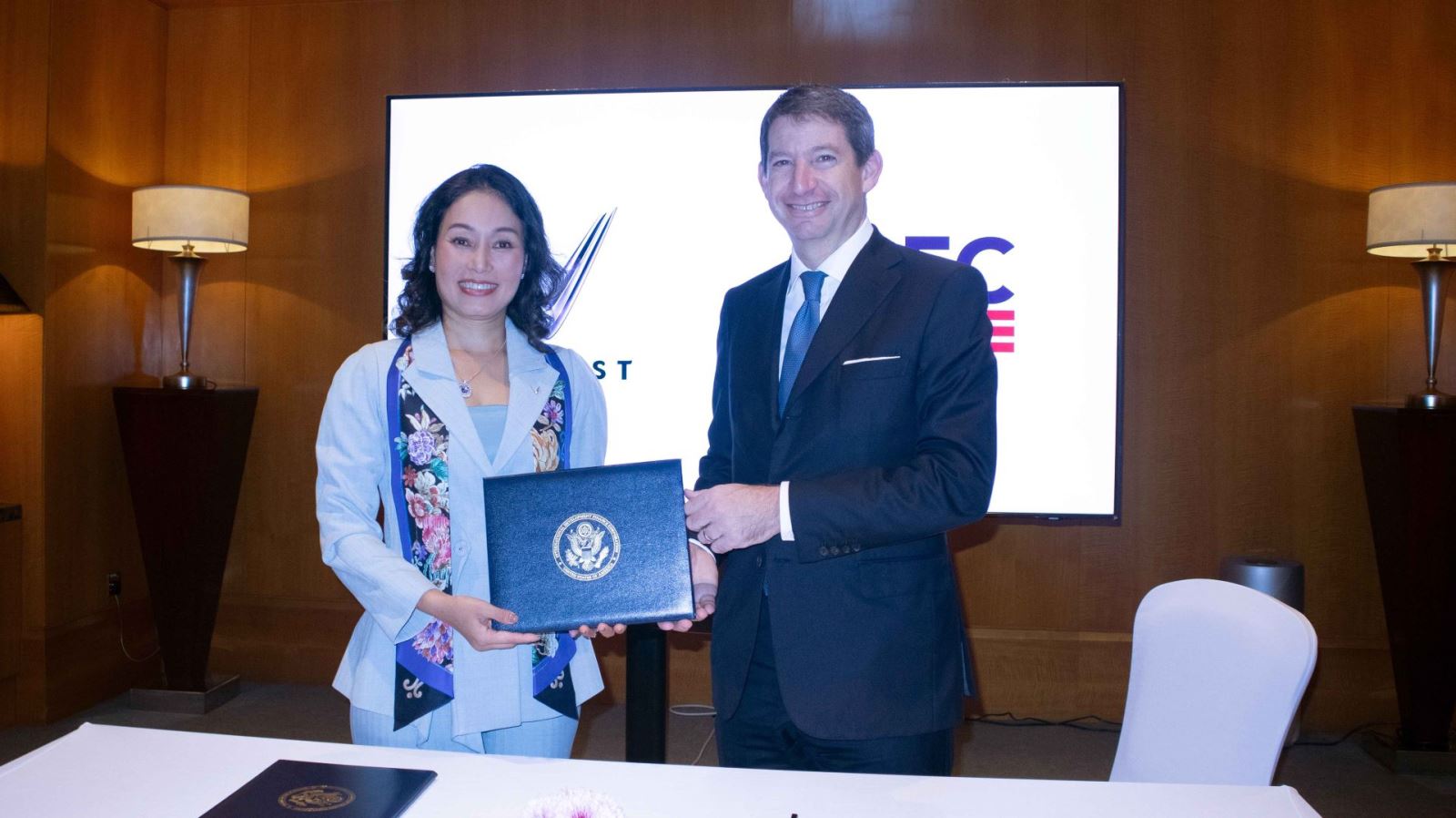 Bà Lê Thị Thu Thủy, Tổng Giám đốc toàn cầu VinFast và đại diện DFC trao ý định thư về tài trợ của DFC cho Vinfast.
