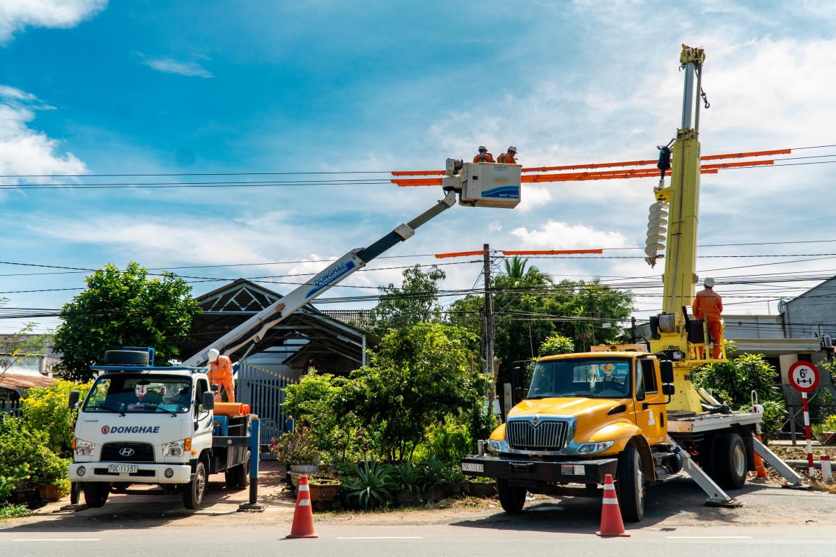 Sửa chữa điện lưới trước Tết