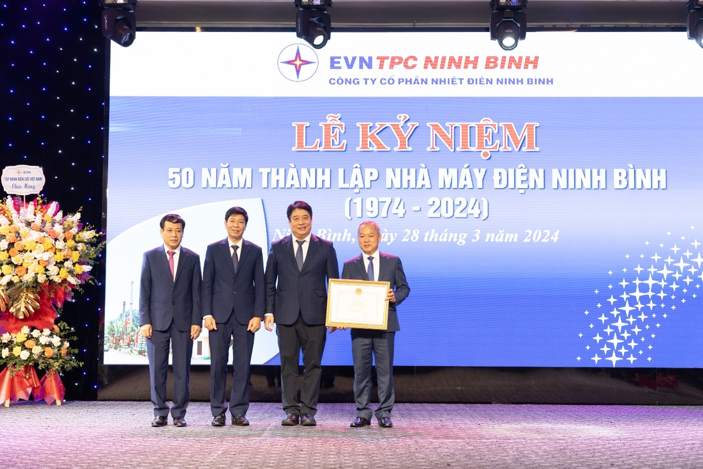Tông Giám đốc EVN Nguyễn Anh Tuấn trao bằng khen của UB quản lý vốn nhà nước cho tập thể Công ty CP nhiệt điện Ninh Bình.