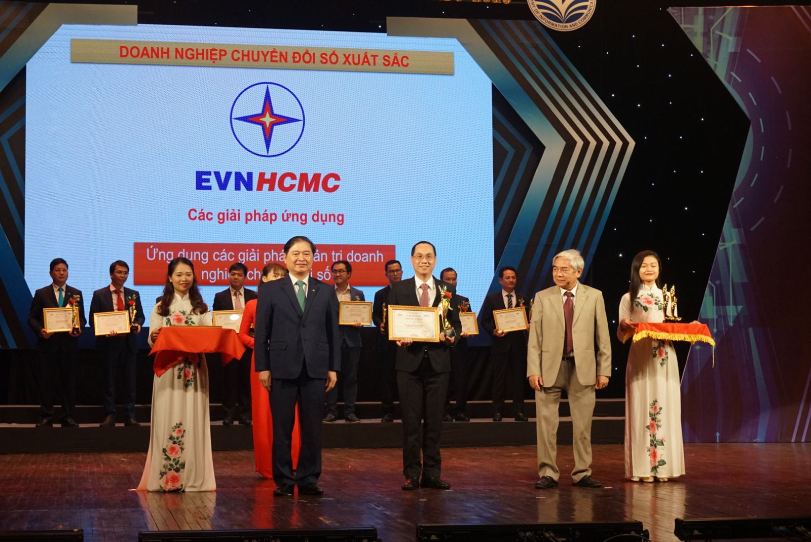 Tổng Công ty điện lực TP Hồ Chí Minh nhận giải thưởng Doanh nghiệp chuyển đổi xuất sắc 2020.