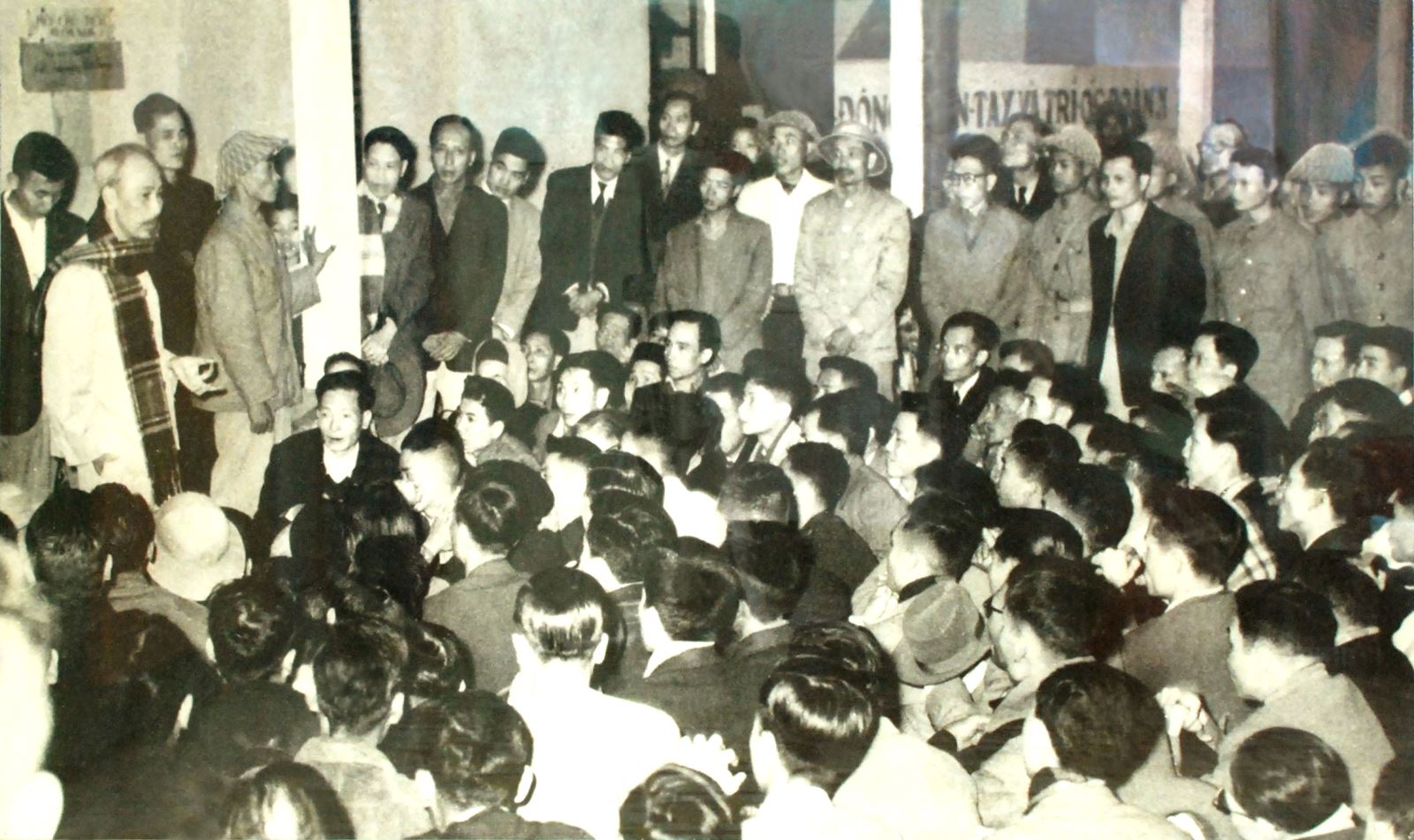 Bác Hồ tới thăm hỏi, động viên những người thợ điện Thủ đô ngày 21/12/1954.