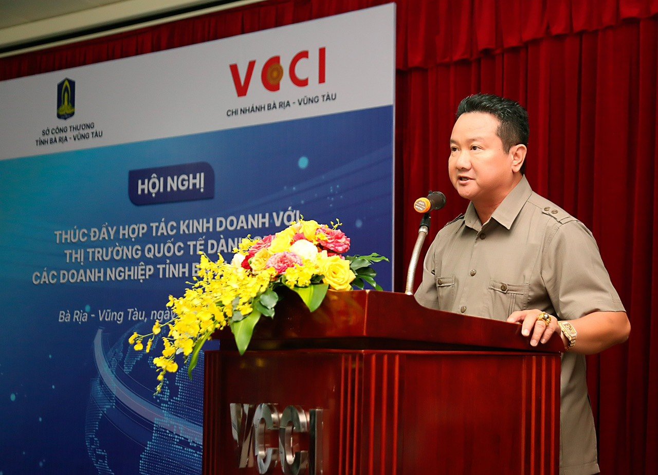 Viện trưởng Viện IMRIC Hồ Minh Sơn – Giám đốc Trung tâm TTLCC tham luận tại hội nghị