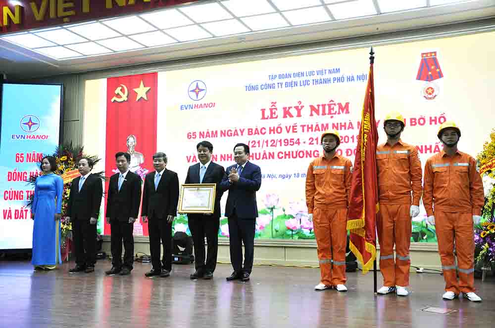 Tổng công ty Điện lực TP Hà Nội vinh dự đón nhận  Huân chương Lao động Hạng Nhất .