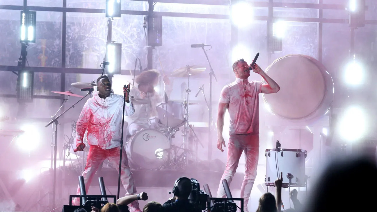 Màn trình diễn đầy ấn tượng của Imagine Dragons và Kendrick Lama tại lễ trao giải Grammy  2014. Ảnh: AP.