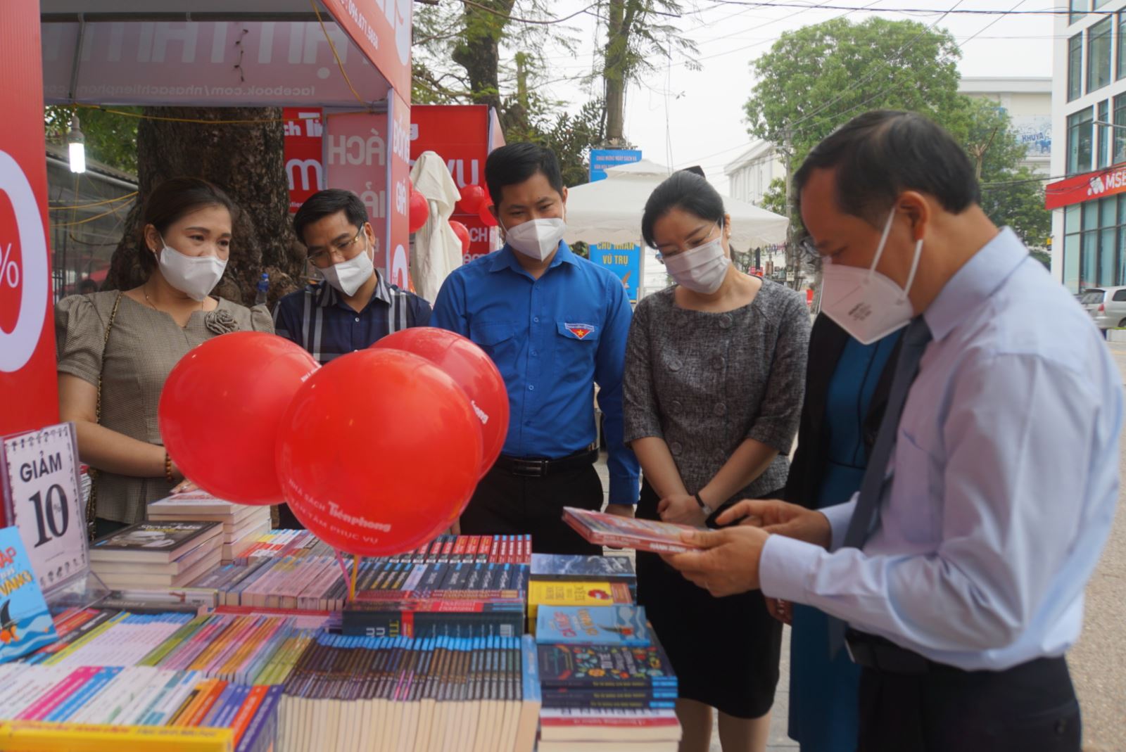 Ông Mai Sơn – Phó Chủ tịch thường trực UBND tinh thăm Gian hàng bán sách ưu đãi.