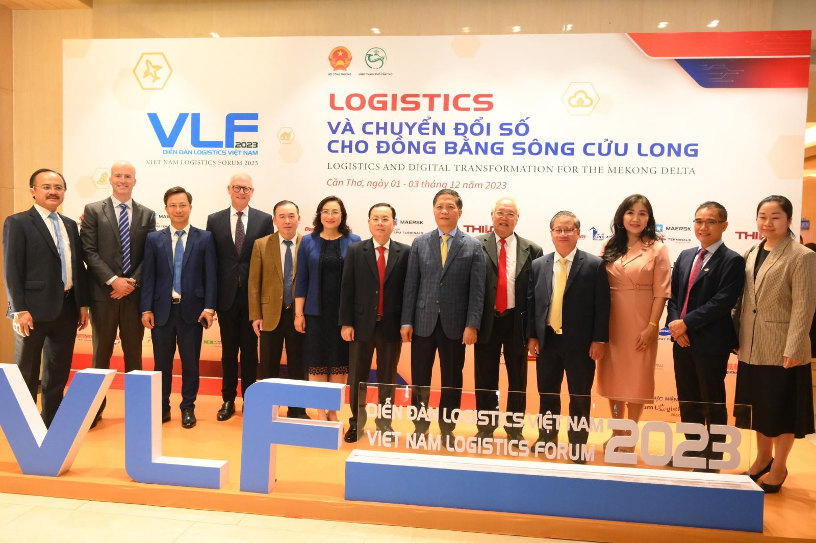 Đồng chí Trần Tuấn Anh, Ủy viên Bộ Chính trị, Trưởng Ban Kinh tế Trung ương và các đại biểu tham dự Diễn đàn Logistics Việt Nam 2023 (VLF) chụp ảnh lưu niệm.