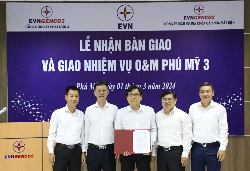 Ông Trương Văn Phương, Giám đốc Công ty EPS nhận Công văn giao nhiệm vụ O&M Nhà máy điện Phú Mỹ 3.
