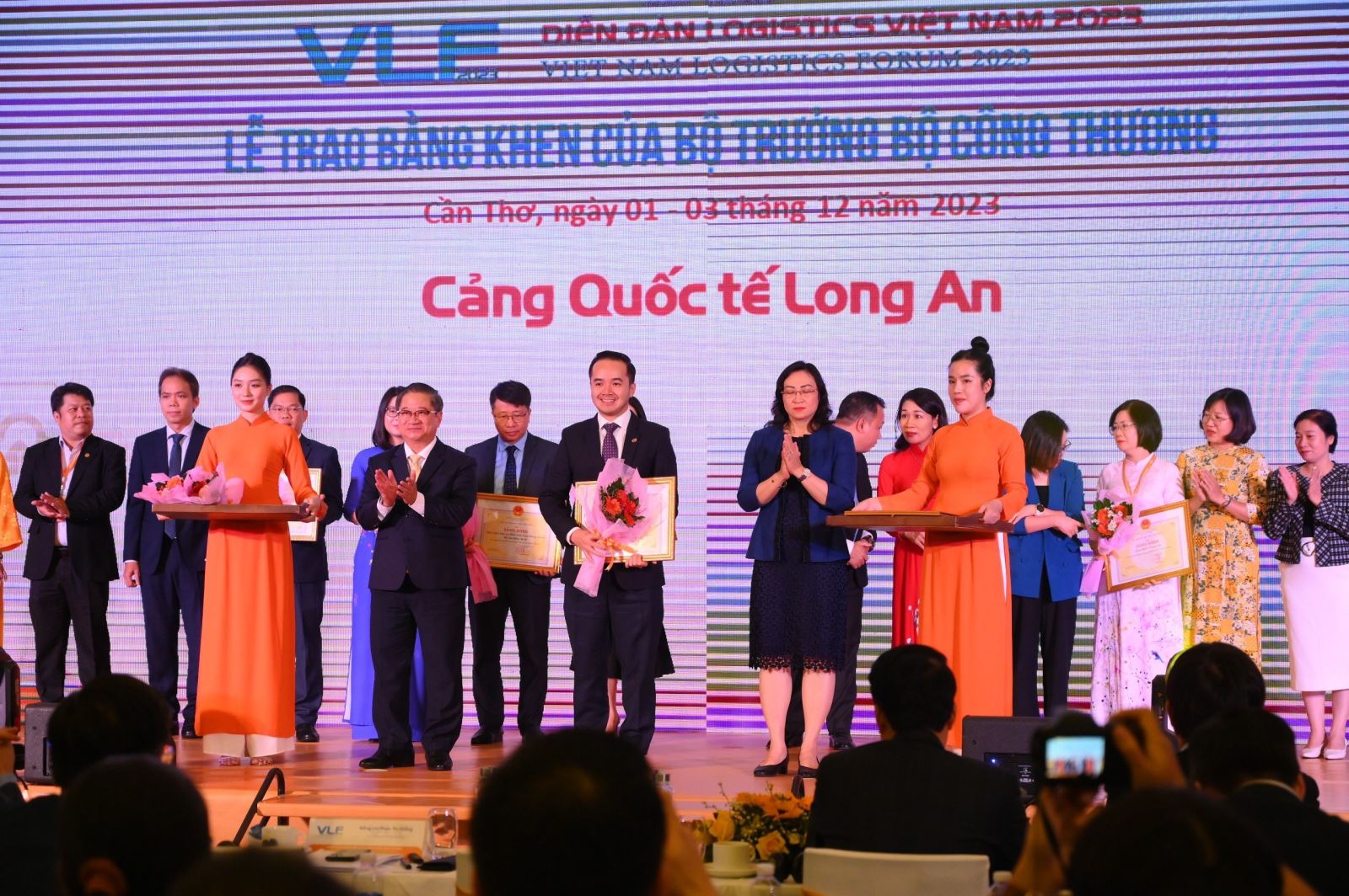 Ông Võ Quốc Huy - Chủ tịch HĐQT Cảng Quốc tế Long An nhận Bằng  khen của Bộ Công thương tại VLF 2023.