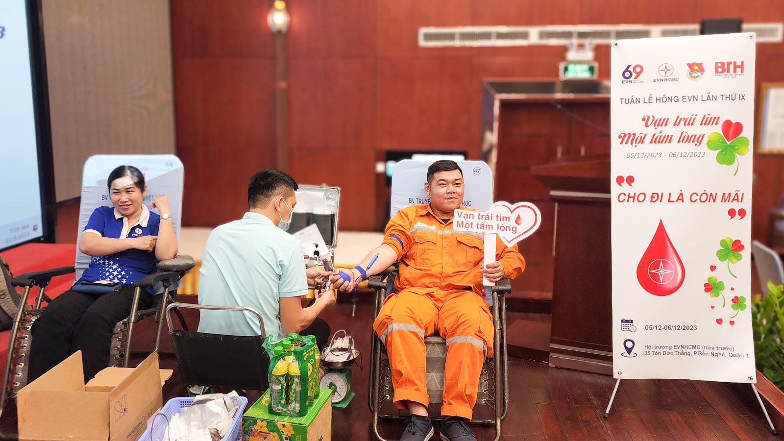 Người lao động EVNHCMC hiến máu tình nguyện – một hoạt động trong Tháng tri ân khách hàng của ngành điện.
