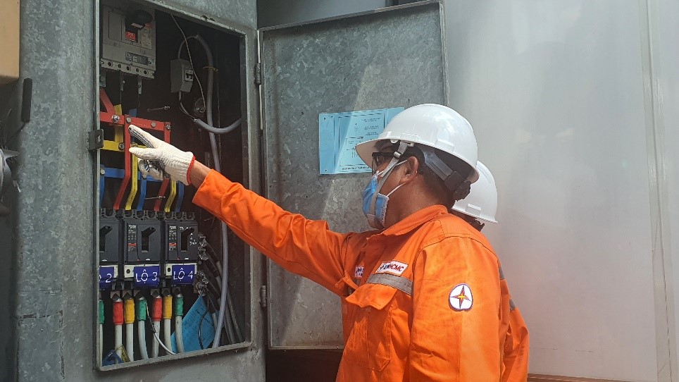 Nhân viên EVNHCMC kiểm tra hệ thống điện.