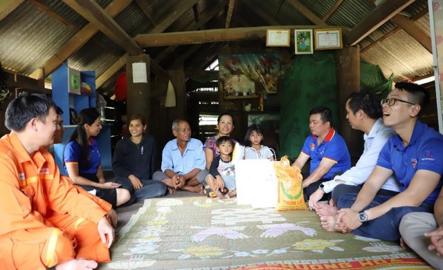 Đoàn công tác đến thăm gia đình tại buôn kết nghĩa với Công ty Thủy điện Buôn Kuốp thuộc xã Nam Kar, huyện Lắk, tình Đắk Lắk.