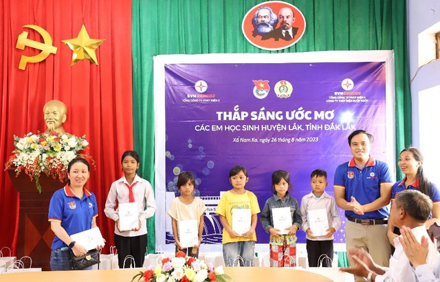 Đại điện Đoàn Thanh niên EVNGENCO3 trao quà cho các em học sinh.