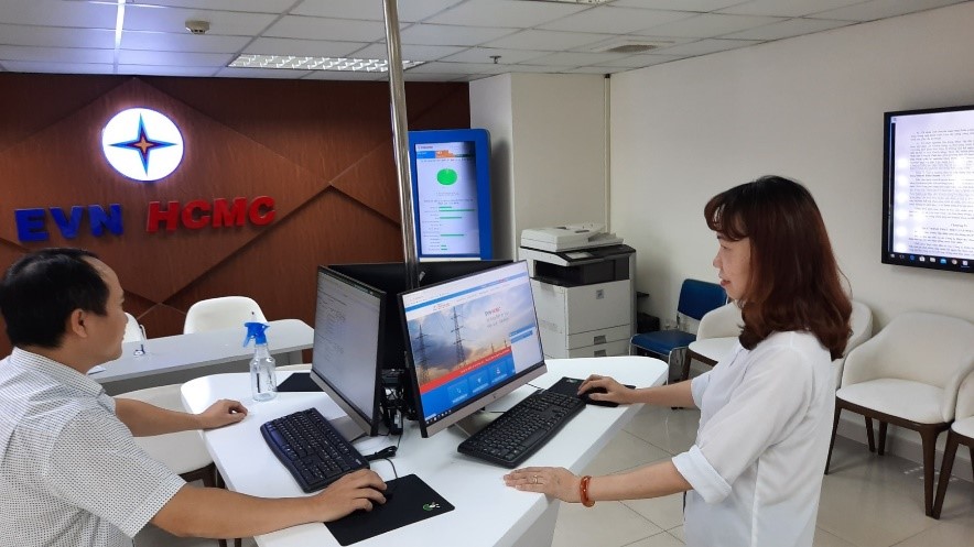 Khách hàng đăng ký dịch vụ điện trên website evnhcmc.vn.