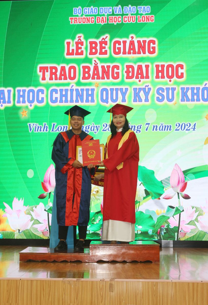 Tiến sĩ Đặng Thị Ngọc Lan – Phó Hiệu trưởng trao giấy khen và bằng tốt nghiệp cho tân kỹ sư đạt loại Giỏi.