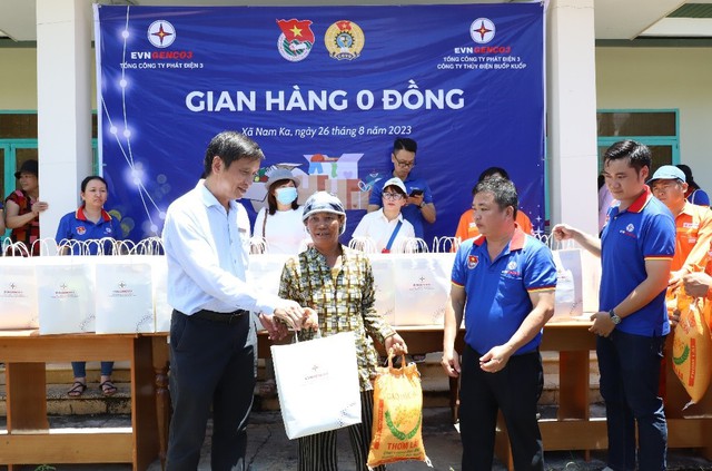 Ông Phan Bửu Đảo – Phó Chủ tịch Công đoàn Cơ quan EVNGENCO3 và Ông Nguyễn Đức – Phó Giám đốc Công ty Thủy điện Buôn Kuốp trao quà cho các hộ dân.