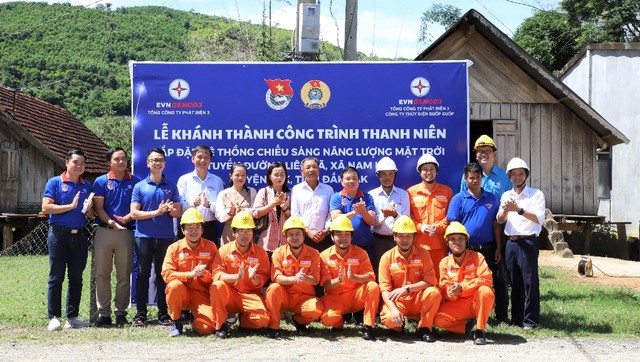 Khánh thành công trình đèn đường năng lượng mặt trời tại xã Nam Kar, huyện Lắk.