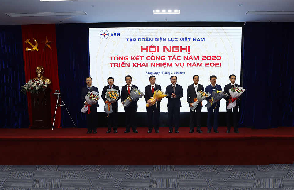 Chủ tịch HĐTV EVN Dương Quang Thành tặng hoa cho 07 đơn vị được tặng xét tặng Cờ thi đua của Chính phủ