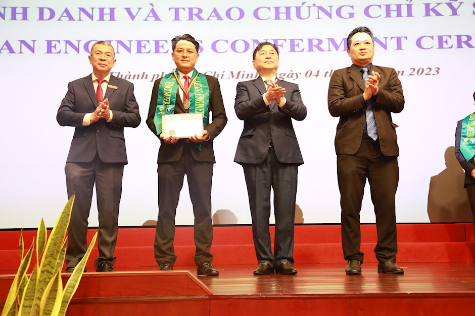 Ông Nguyễn Văn Thanh  - Tổng Giám đốc EVNHCMC (bìa trái), Tiến sĩ Phan Xuân Dũng - Chủ tịch Liên hiệp các Hội Khoa học và Kỹ thuật Việt Nam (thứ hai từ phải sang) và ông Yau Chau Fong - Trưởng Ban đăng bạ kỹ sư ASEAN trao chứng chỉ, huy hiệu kỹ sư chuyên nghiệp ASEAN cho các kỹ sư.