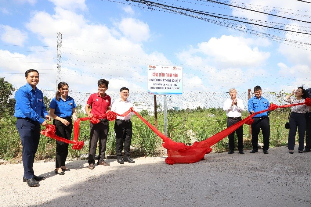 Các đại biểu thực hiện nghi thức khánh thành công trình.