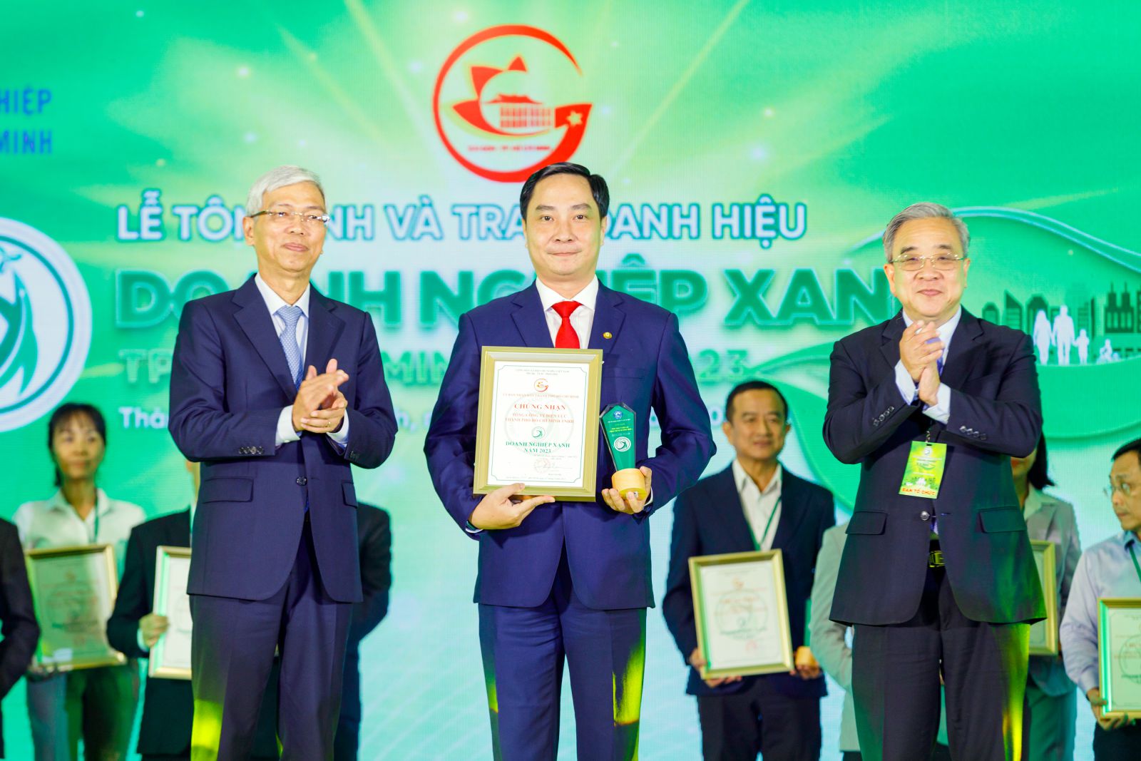 Ông Võ Văn Hoan - Phó Chủ tịch UBND TPHCM cùng ông Nguyễn Ngọc Hòa - Chủ tịch Hiệp hội Doanh nghiệp TPHCM (HUBA) trao biểu trưng và danh hiệu Doanh nghiệp xanh 2023 cho đại diện EVNHCMC.