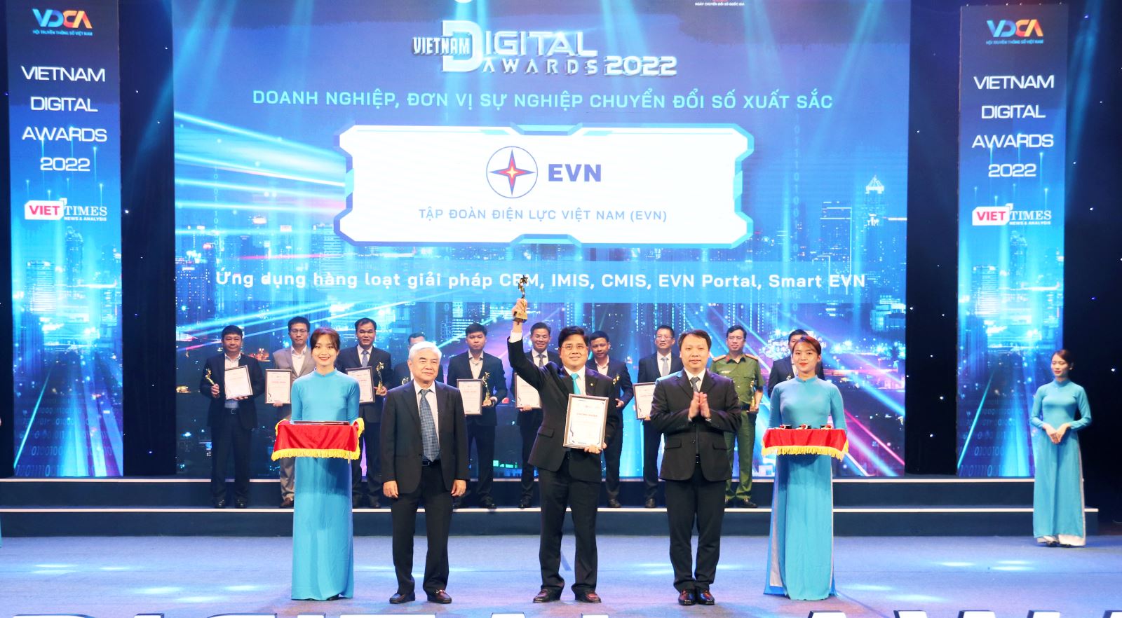 Ông Võ Quang Lâm, PTGĐ EVN đại diện cho EVN nhận giải thưởng tại buổi lễ.