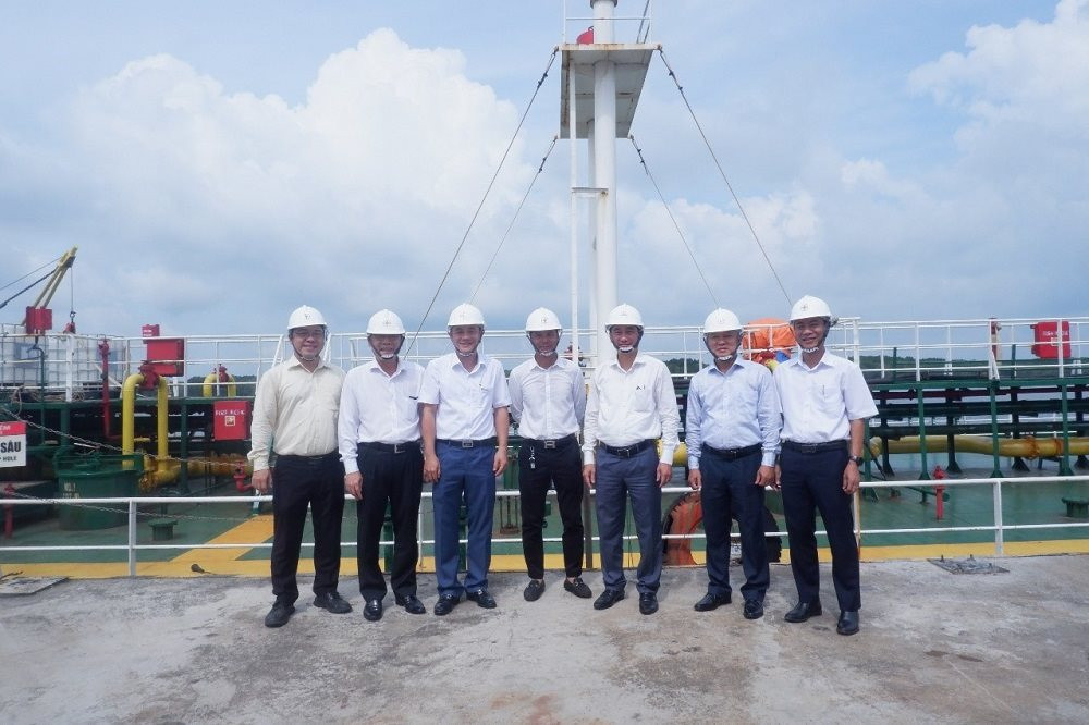Đoàn kiểm tra thực tế tại cảng dầu Công ty Nhiệt điện Phú Mỹ.