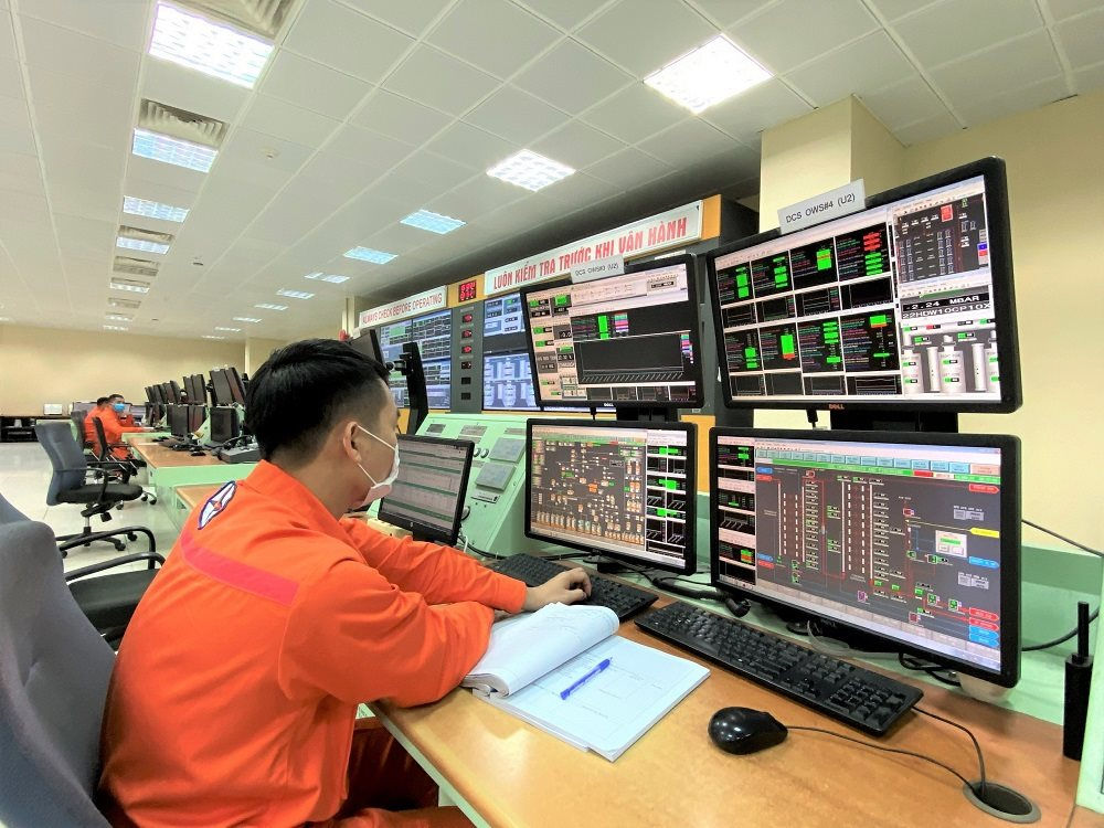 Công nhân Công ty Nhiệt điện Mông Dương đảm bảo vận hành ổn định, hiệu quả