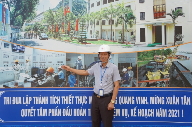Ông Trịnh Văn Đoàn - Tổng Giám đốc Công ty cổ phần Nhiệt điện Ninh Bình chia sẻ với phóng viên về công tác bảo vệ môi trường, sản xuất kinh doanh của Công ty.