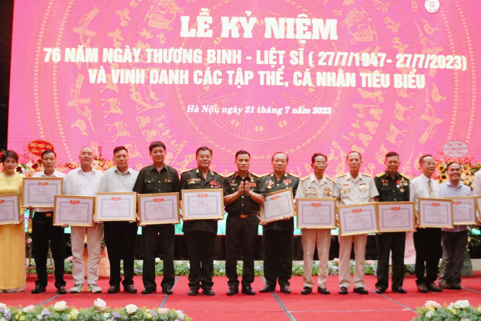 Anh hùng lao động Trần Hồng Quảng, Chủ tịch VAIDE tặng bằng khen cho các cá nhân có thành tích tiêu biểu.