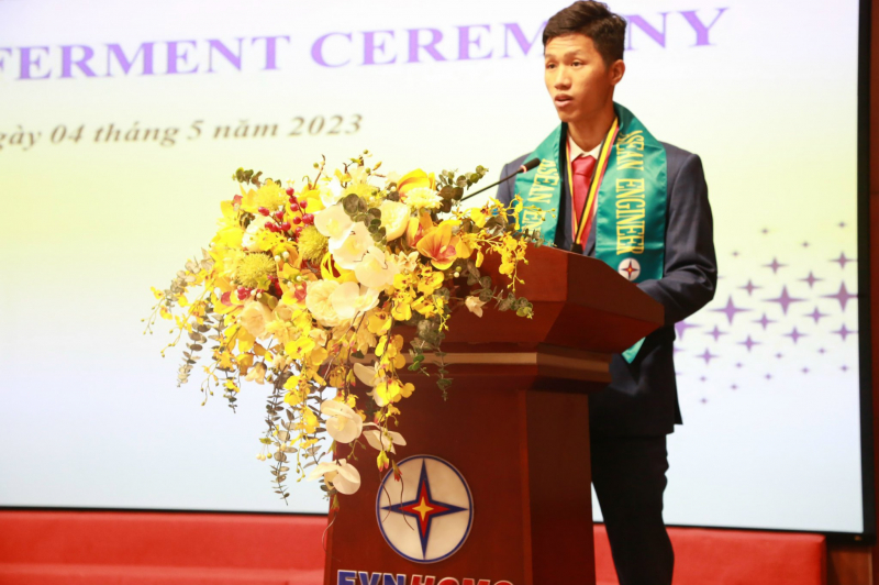 Kỹ sư Hồ Hữu Tâm - đại diện kỹ sư ASEAN phát biểu cảm nghĩ tại buổi lễ.
