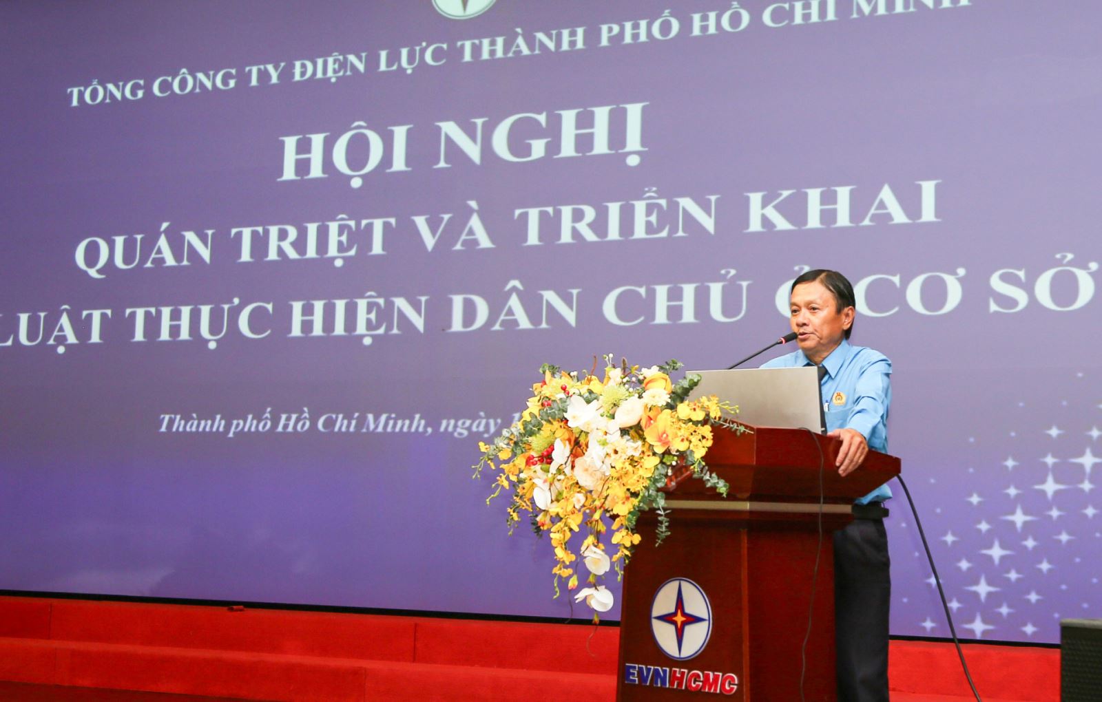 Luật gia Trần Văn Triều phổ biến Luật Thực hiện dân chủ cơ sở năm 2022 tại hội nghị.