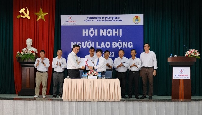 Đại diện Lãnh đạo và Công đoàn Công ty Thủy điện Buôn Kuốp ký kết giao ước thi đua.