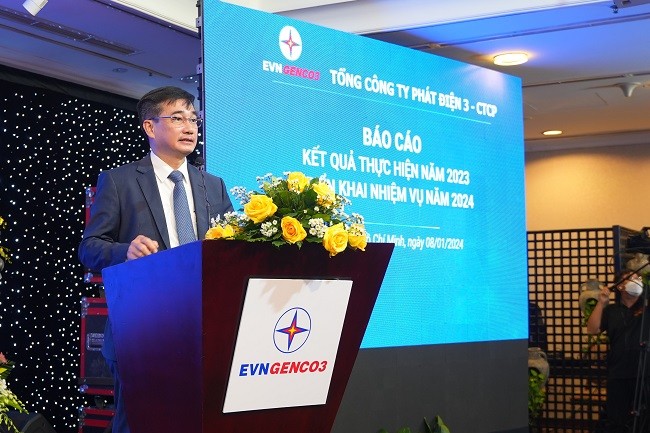 Phó Bí thư Đảng ủy, Tổng giám đốc Lê Văn Danh trình bày báo cáo kết quả sản xuất, kinh doanh năm 2023.