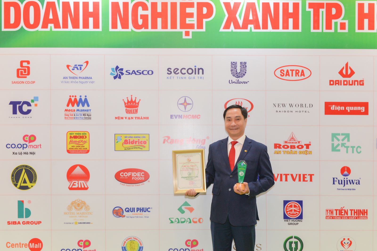 Ông Nguyễn Thanh Nhã - Phó Tổng Giám đốc EVNHCMC, người đại diện Tổng công ty nhận giải thưởng tại buổi Lễ trao giải.