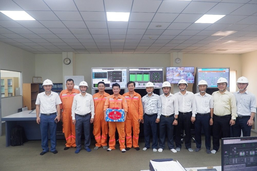 Đoàn Tổng Công ty thăm và tặng quà cho người lao động tại Công ty Nhiệt điện Phú Mỹ.