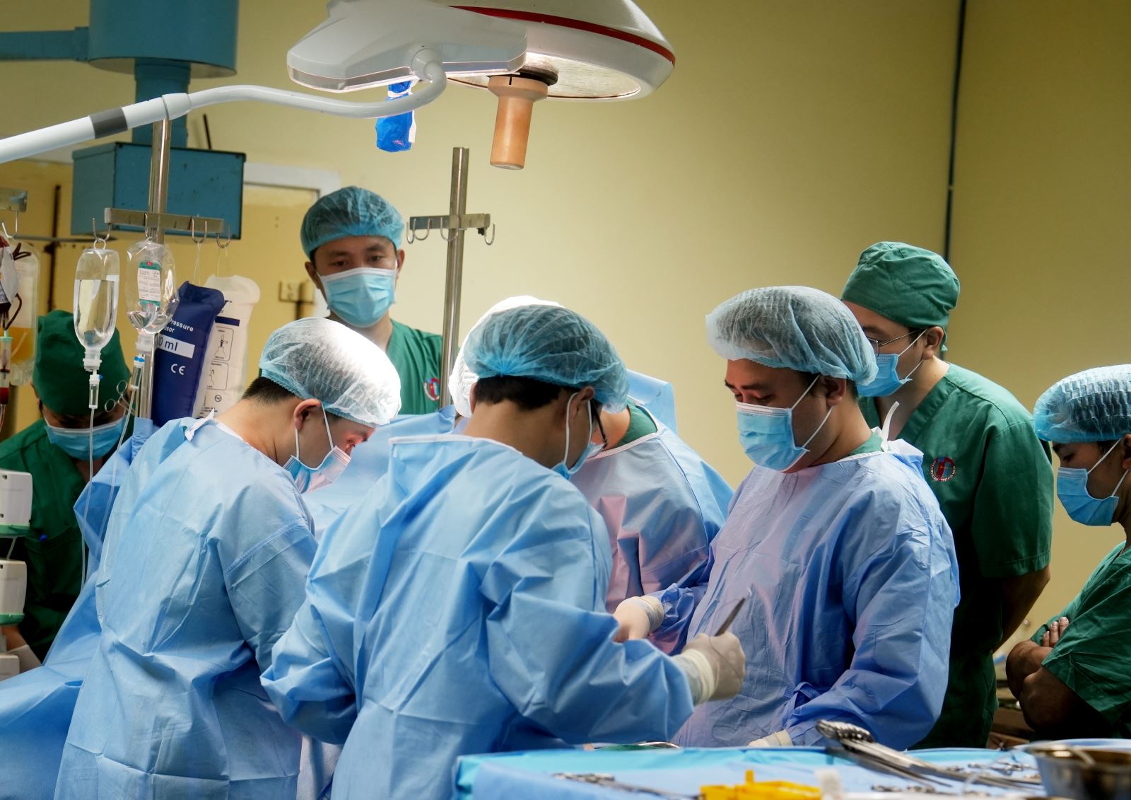 Ekip các bác sĩ tiến hành phẫu thuật tiếp nhận mô tạng hiến tặng.