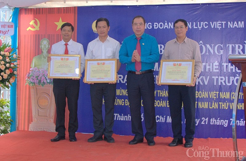 Ông Đỗ Đức Hùng - Chủ tịch Công đoàn Điện lực Việt Nam, trao tặng Bằng khen cho các tập thể có thành tích xuất sắc trong phong trào thi đua gắn biểu công trình “Lắp Máy biến thế thứ 3 tại trạm 110kV Trường Đua”.